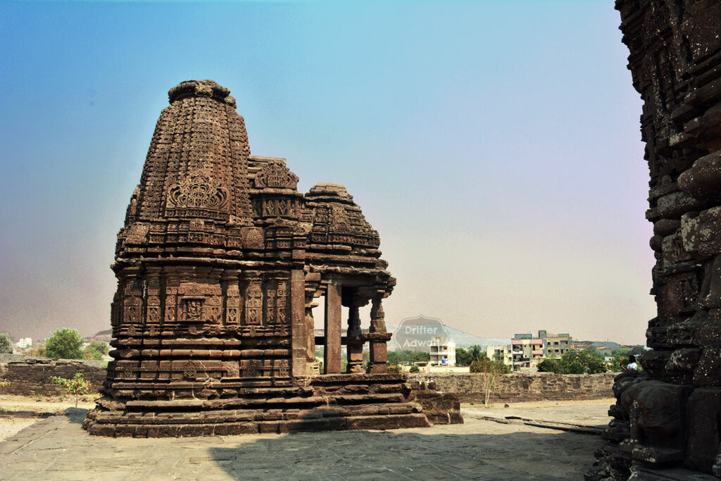 Shrine surrounding the main temple, Gondeshwar