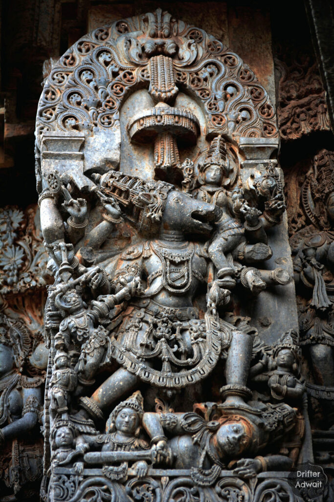 Prabhu Varaha Killing Rakshas Hiranyaksha, Hoysaleshwar Temple, Halebeedu, Karnataka, Bharat